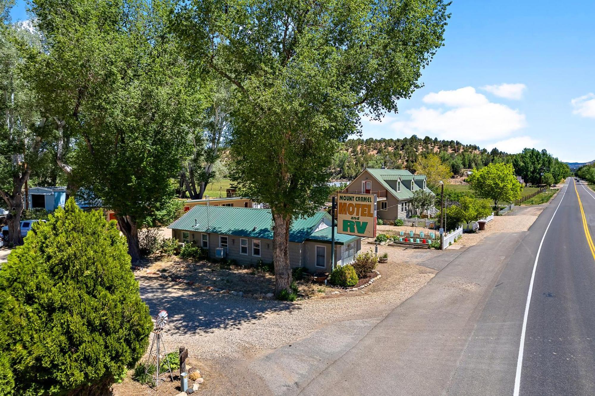 The Park Cabin At Mount Carmel Motel And Rv Park Exteriér fotografie